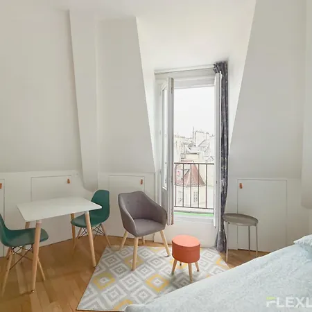 Near The Louvre In The Historic Center Of Apartment Paris