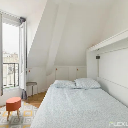 Near The Louvre In The Historic Center Of Apartment *