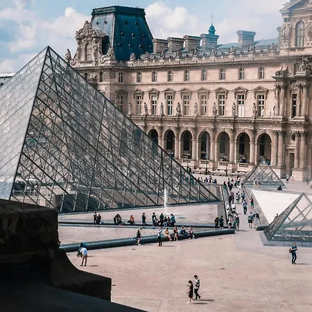 Near The Louvre In The Historic Center Of Apartment