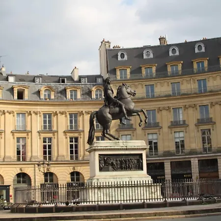 Near The Louvre In The Historic Center Of Apartment
